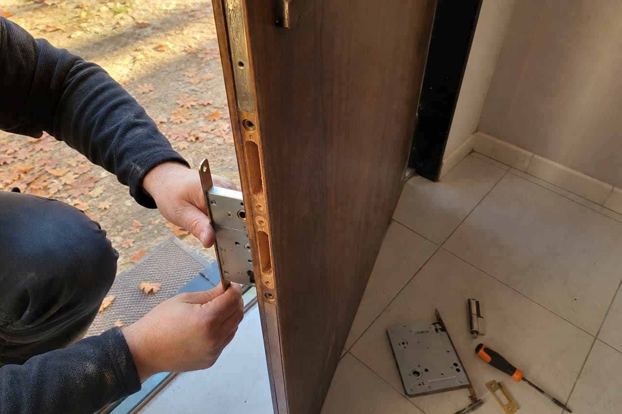 mains changeant serrure complète boîtier retiré visible